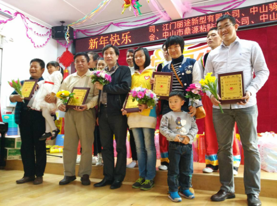 溫情一刻：榮業臘味小王子與工療站工友慶團年