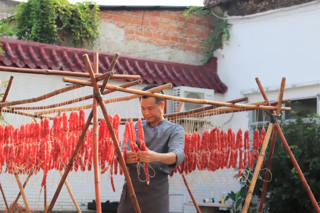 榮業臘味驚現一群“搵食”密探，有大BOSS來了……？